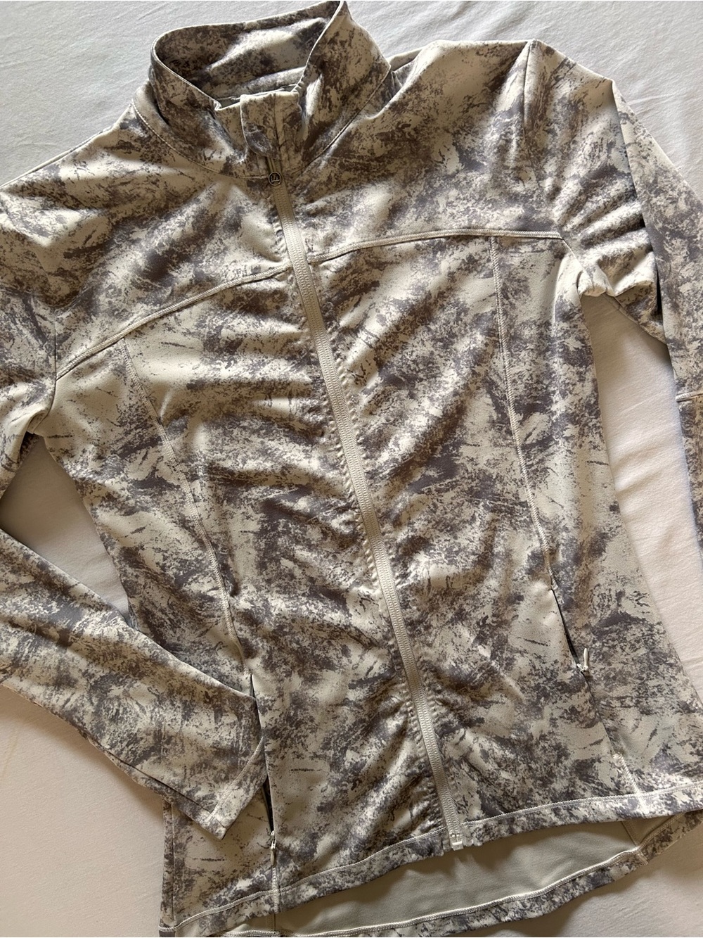 Women’s Printed Full‑Zip Athletic Jacket in Beige and Gray